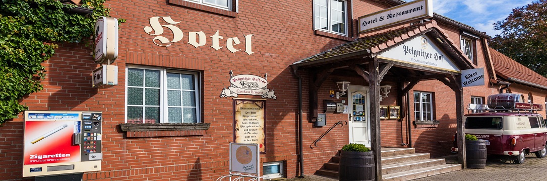 Unser  Landhotel Prignitzer Hof in Pritzwalk ist seit 1990 ein familiengeführtes Hotel. Es wurde 2013 komplett saniert, damit erreichten wir 2014 die 3 Sterne Klassifizierung. Des weiteren folgte 2014 der Neubau des Gästehauses und unsere hauseigenen Brauerei