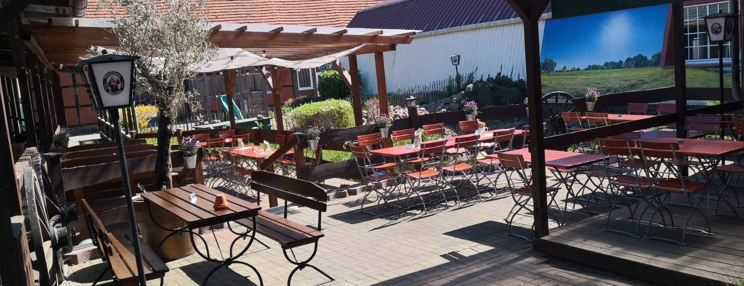 Biergarten im Landhotel & Brauhaus Prignitzer Hof in Pritzwalk in der Region Prignitz im Nordwesten Brandenburgs . Unser Biergarten mit Teichanlage Grillplatz und Smoker lädt in den Sommermonaten zum verweilen ein.