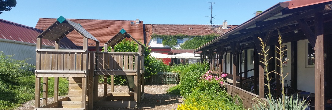 Innenhof vom Landhotel & Brauhaus Prignitzer Hof mit Biergarten BBQ Bar (Holzkohlegrill , Smoker)und Teichanlage .Ein Kinderspielplatz steht auch zur Verfügung.